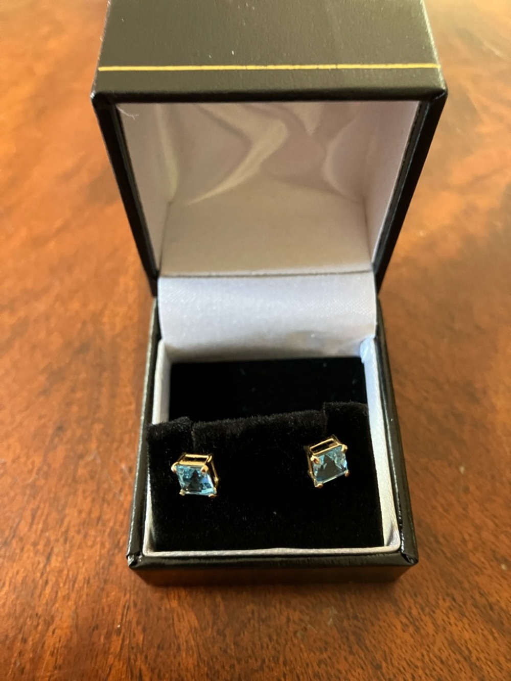 14 Kt yellow gold blue topaz stud earrings